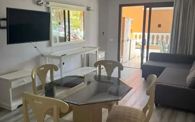 Las Americas 1-bed Apt, Sleeps 5, Pool, Parking