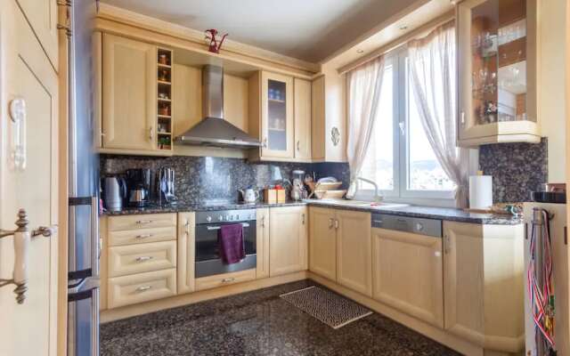Elegant 5th Floor 2bdr