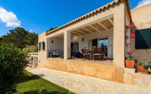 Detached villa in Ibiza with great views of the hills and jacuzzi