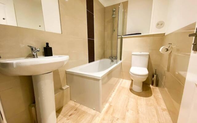 Large Modern 3 Bedroom Apt With Free Parking