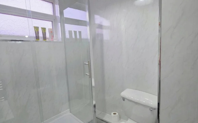 3 Bed Home Free Wifi & Netflix Central Location