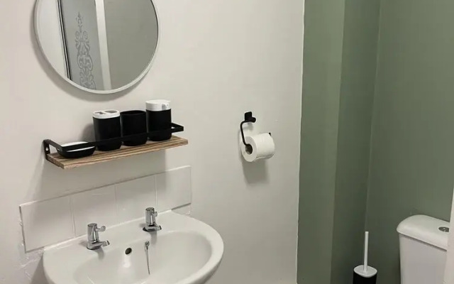 Family Friendly One Bedroom Apartment w King Bed
