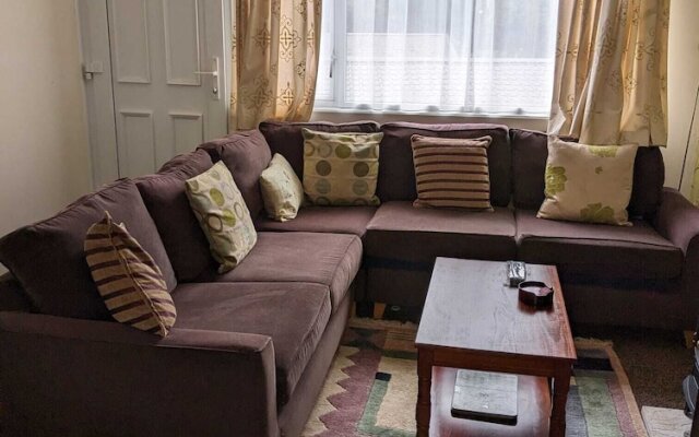 Cosy Cornish Chalet Near Coast
