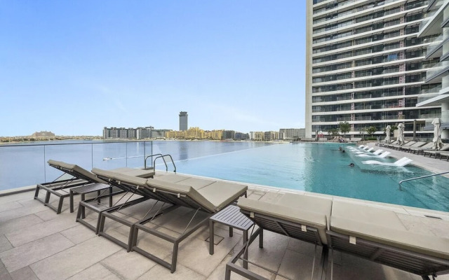 StoneTree - Luxurious 1 BR with Private Beach Access