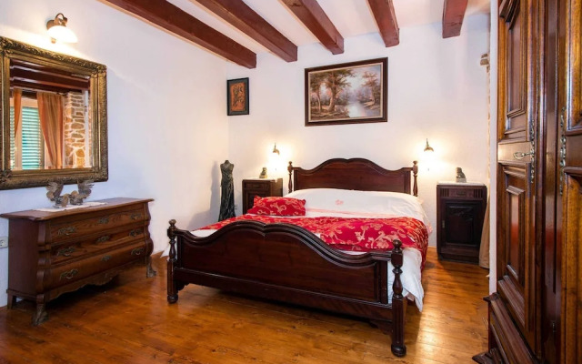 Authentic Dalmatian Hillside Escape With Pool, Sauna & BBQ