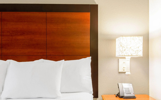 La Quinta Inn & Suites by Wyndham San Antonio Airport