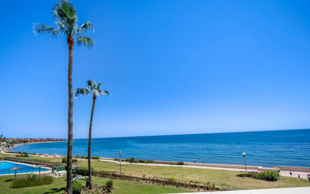 Beach-line apartment with 3 bedrooms in Estepona