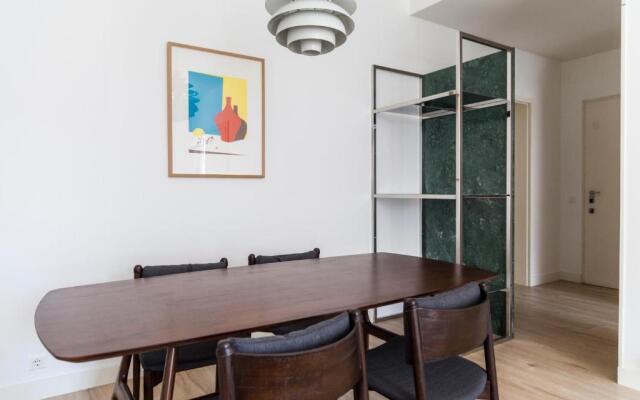 Classy 2BDR Apartment in Downtown by LovelyStay