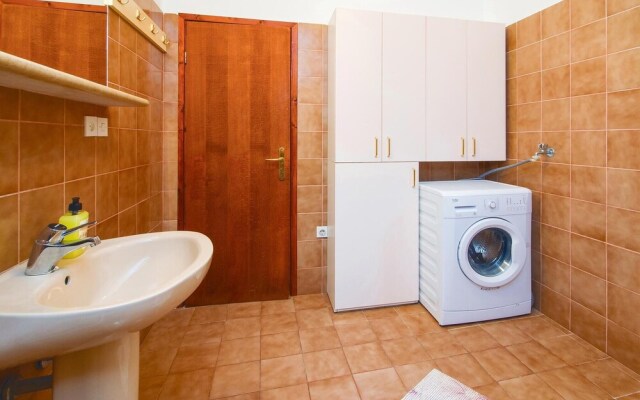 Beautiful Home in Pucisca With 3 Bedrooms and Wifi