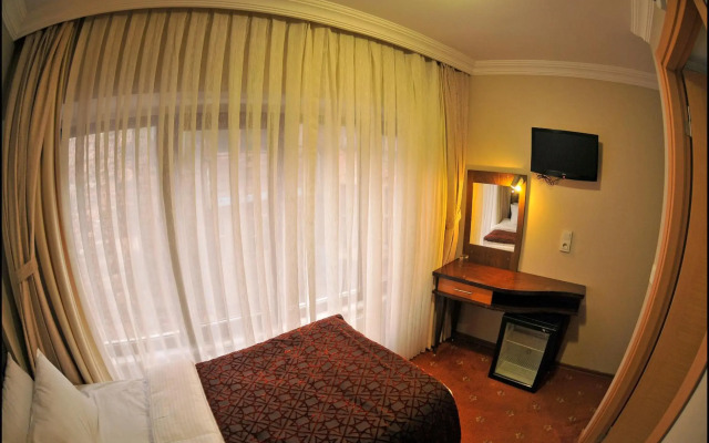 Palace Point Hotel