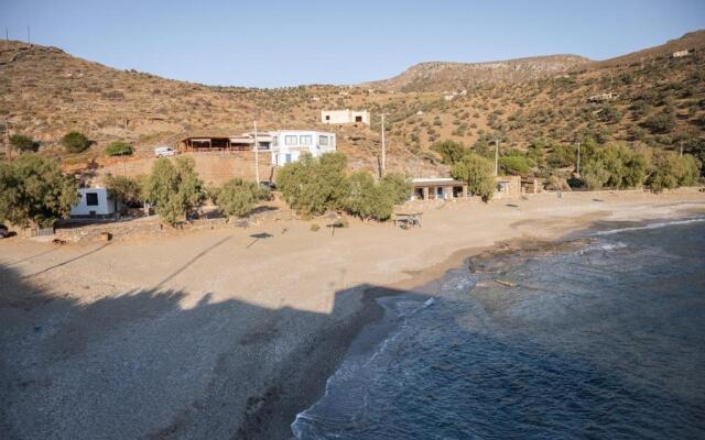 Beachfront bungalow in the area of Kampi, near Koundouros