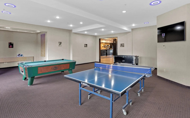 Duvernay Inn & Suites