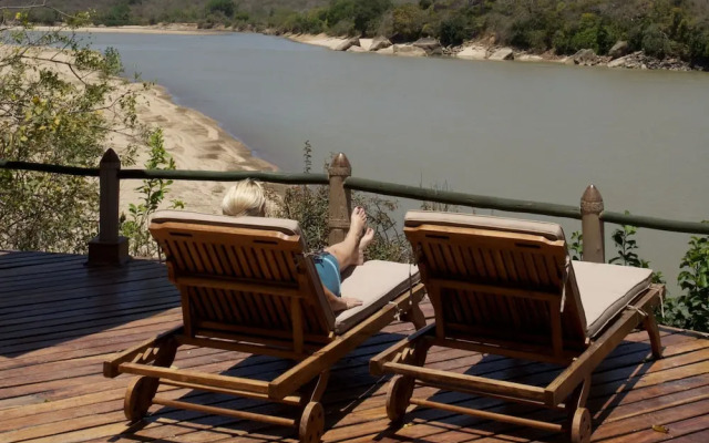 Serena Mivumo River Lodge