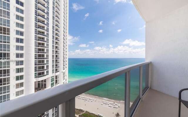 Fabulous Waterfront 2BR 2BA Trump Tower Apartment 6 Guests