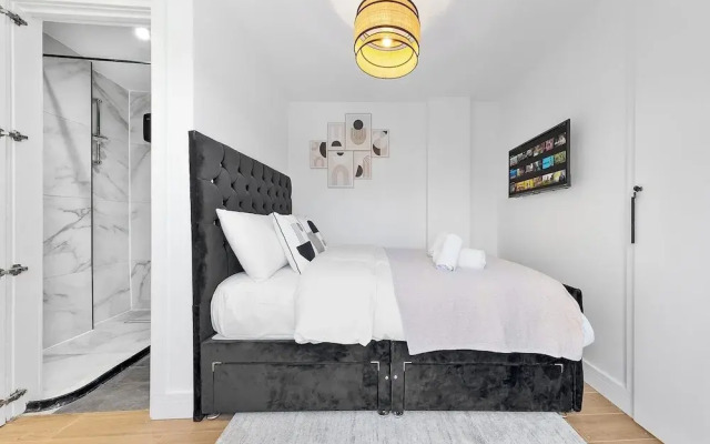 Spacious 4BR Home in Brentford, Free Parking