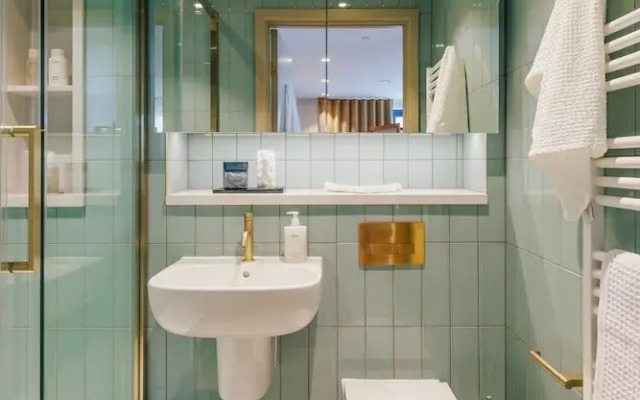 Sophisticated Studio Flat With Rooftop Access