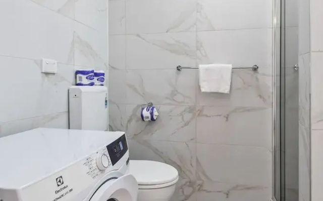 Cozy 1BR Stay in South Yarra With Parking & Wi-fi