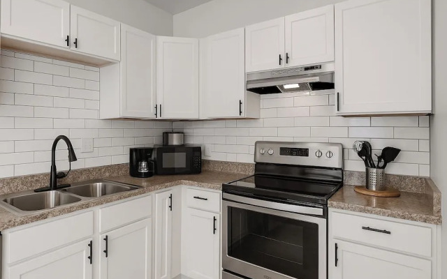 Detroit 4BR Home Bathtub & Pet Friendly Stay