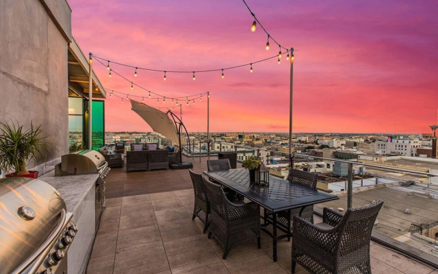 Stylish 2br/2ba At HWH by Oneluxstay
