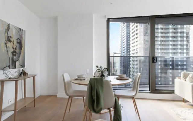 A Cozy Apt With City Views Near Crown Casino – Guest Rooms – Melbourne