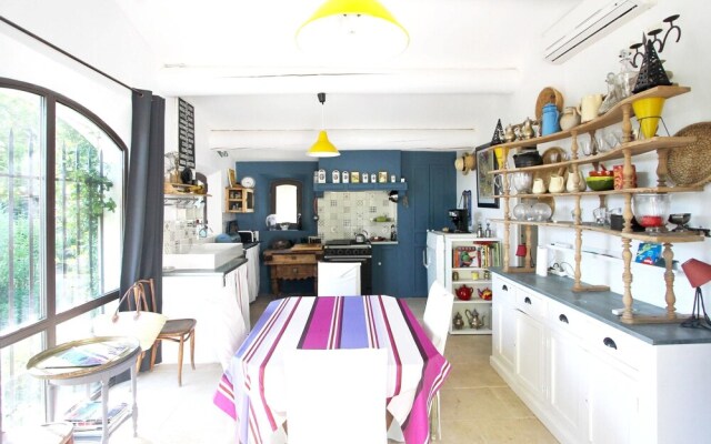 Villa With 4 Bedrooms in Maussane-les-alpilles, With Wonderful Mountai