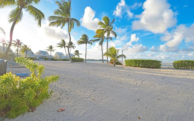 Deja Blue - Comfortable Beachfront condo