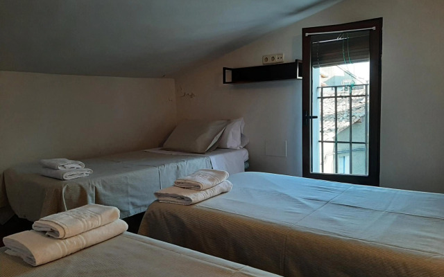 Casa con patio y chimenea en Piedralaves