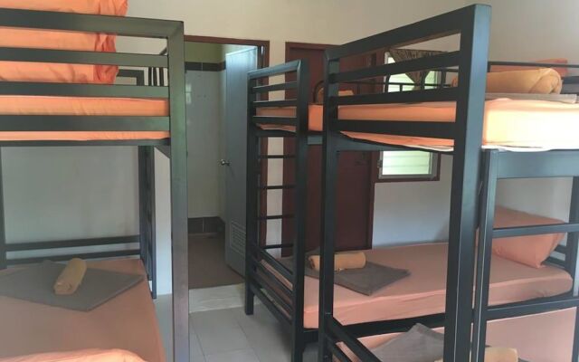 Sea Breeze Backpacker Hostel - Adults Only