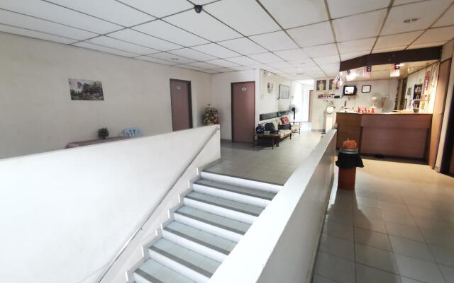 OYO 89817 Hotel Sura