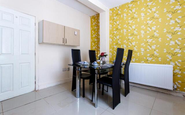 4 Beds Sleeps 6 - Elegance Leisure Stay, Burnley