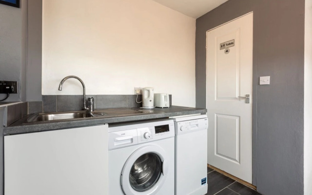 6-bed Apartment in Liverpool