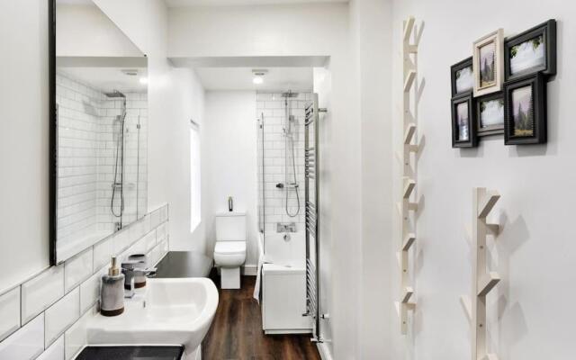 Stunning 4Bed Townhouse by HIC & Trendy Kings Quarter!
