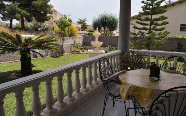 Villa con jardín piscina y cerca playa
