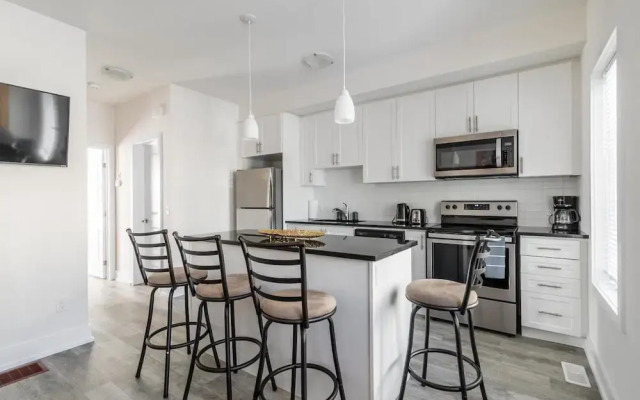 4BR 3BA Townhouse on Lake Ontario Free Parking Gym