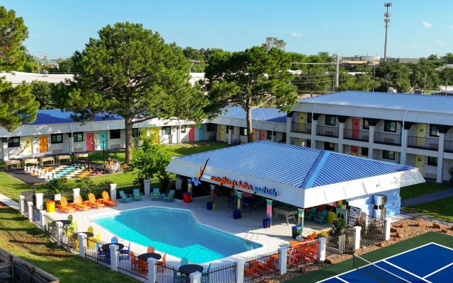 Hotel McCoy - Art, Libations, Pool Society