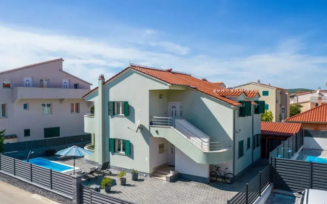 Villa S