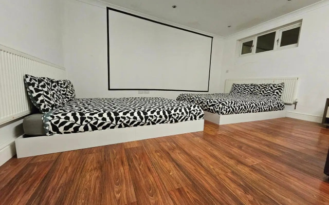 Annexe Pool Table, air Hockey, Table Tennis, Movie