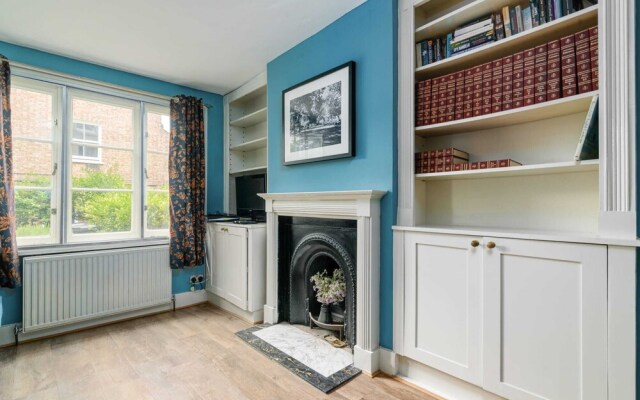 Marvelous 3BR Kennington House w Garden by GuestReady