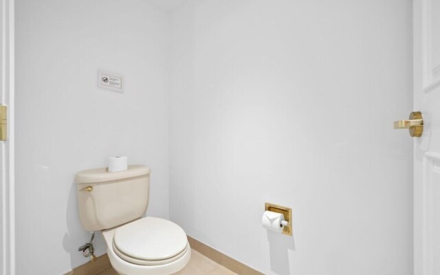 Beachfront 1BR 2BA Condo Cozysuites at Showboat