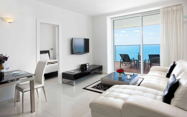 Island Luxurious Suites Hotel