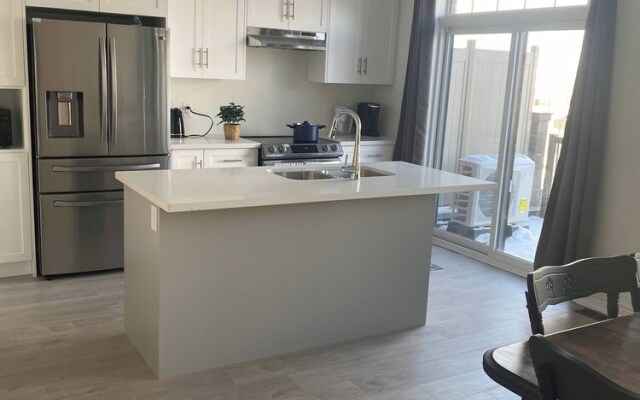 Luxurious Town House With x2 Cars Garage No01