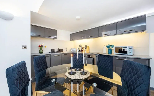2 Bed 2 Bath Deluxe Flat in Kensington