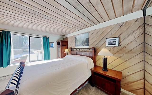One Bedrooms At Snowbird Condos Slopeside - Free Wifi & Assigned Parking!