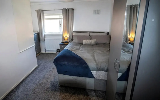 3 Bed Home - Sleeps 8 - Stoke City fc - Parking