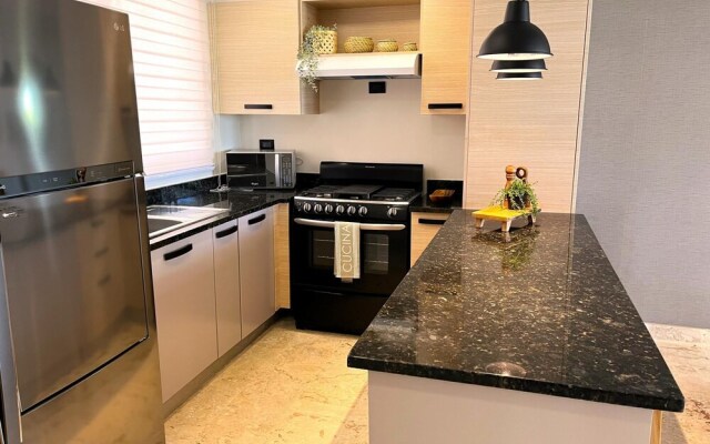 Gorgeous Playa Turquesa Pool Views Beach Apartment