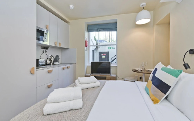 Bijou Lower Ground Studio in Primrose Hill Terrace