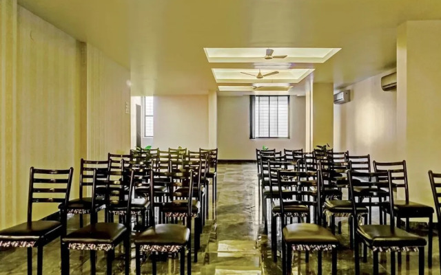 Log Inn Plaza By OYO Rooms