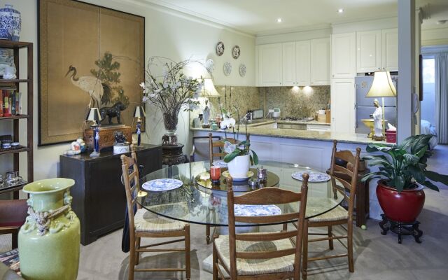 Eclectic 2 Bed & 2 Bath in Armadale with Parking