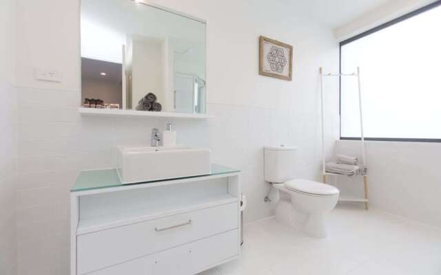 Perfect Location with Harbour Views