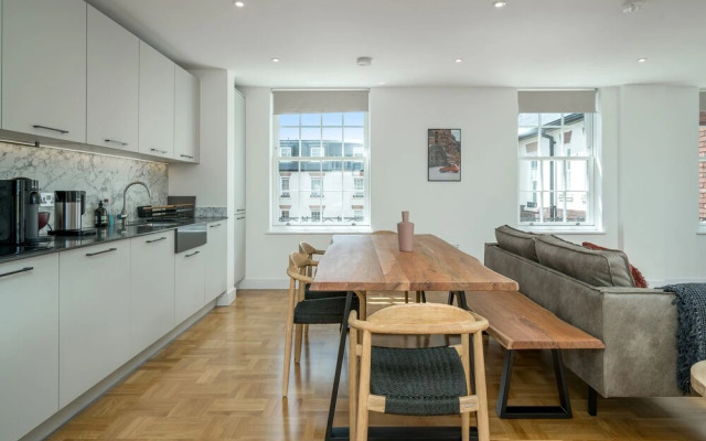 JOIVY Spectacular 3-Bed Flat Near Holland Park